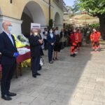 23.05.2020. Sandomierz. Wiceminister Piotr Wawrzyk przekazał dary dla organizacji działających w sandomierskim szpitalu. Na zdjęciu (po lewej): Piotr Wawrzyk - wiceminister spraw zagranicznych i Marek Bogusławski - wicemarszałek województwa świętokrzyskiego / Picasa / Radio Kielce