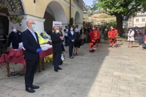 23.05.2020. Sandomierz. Wiceminister Piotr Wawrzyk przekazał dary dla organizacji działających w sandomierskim szpitalu. Na zdjęciu (po lewej): Piotr Wawrzyk - wiceminister spraw zagranicznych i Marek Bogusławski - wicemarszałek województwa świętokrzyskiego / Picasa / Radio Kielce