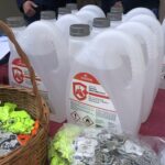 23.05.2020. Sandomierz. Wiceminister Piotr Wawrzyk przekazał dary dla organizacji działających w sandomierskim szpitalu / Picasa / Radio Kielce