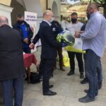 23.05.2020. Sandomierz. Wiceminister Piotr Wawrzyk przekazał dary dla organizacji działających w sandomierskim szpitalu. Na zdjęciu (w środku): Piotr Wawrzyk - wiceminister spraw zagranicznych / Picasa / Radio Kielce