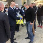 23.05.2020. Sandomierz. Wiceminister Piotr Wawrzyk przekazał dary dla organizacji działających w sandomierskim szpitalu. Na zdjęciu (w środku): Piotr Wawrzyk - wiceminister spraw zagranicznych / Picasa / Radio Kielce