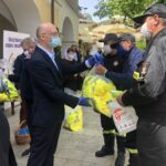 23.05.2020. Sandomierz. Wiceminister Piotr Wawrzyk przekazał dary dla organizacji działających w sandomierskim szpitalu. Na zdjęciu (po lewej): Marek Bogusławski - wicemarszałek województwa świętokrzyskiego i Piotr Wawrzyk - wiceminister spraw zagranicznych / Picasa / Radio Kielce