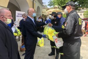 23.05.2020. Sandomierz. Wiceminister Piotr Wawrzyk przekazał dary dla organizacji działających w sandomierskim szpitalu. Na zdjęciu (po lewej): Marek Bogusławski - wicemarszałek województwa świętokrzyskiego i Piotr Wawrzyk - wiceminister spraw zagranicznych / Picasa / Radio Kielce