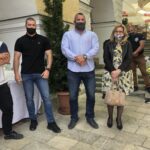 23.05.2020. Sandomierz. Wiceminister Piotr Wawrzyk przekazał dary dla organizacji działających w sandomierskim szpitalu / Picasa / Radio Kielce