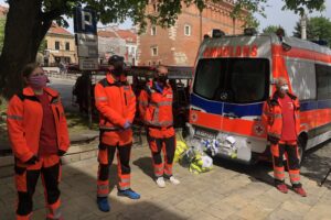 23.05.2020. Sandomierz. Wiceminister Piotr Wawrzyk przekazał dary dla organizacji działających w sandomierskim szpitalu / Picasa / Radio Kielce