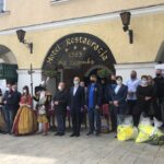 23.05.2020. Sandomierz. Wiceminister Piotr Wawrzyk przekazał dary dla organizacji działających w sandomierskim szpitalu / Picasa / Radio Kielce