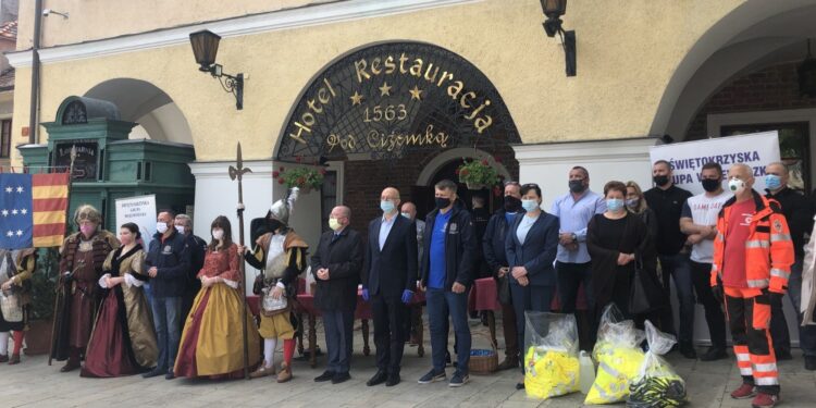 23.05.2020. Sandomierz. Wiceminister Piotr Wawrzyk przekazał dary dla organizacji działających w sandomierskim szpitalu / Picasa / Radio Kielce