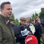 30.05.2020. Sad w Skotnikach. Spotkanie Władysława Kosiniaka - Kamysza  z sadownikami poszkodowanymi przez tegoroczne przymrozki / Grażyna-Szlęzak-Wójcik / Radio Kielce