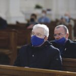 16.05.2020. Święty Krzyż. Msza św. w intencji prezydenta RP Andrzeja Dudy. Na zdjęciu (od lewej): poseł Krzysztof Lipiec - lider świętokrzyskich struktur PiS, Marek Bogusławski - wicemarszałek województwa świętokrzyskiego / Jarosław Kubalski / Radio Kielce