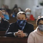 16.05.2020. Święty Krzyż. Msza św. w intencji prezydenta RP Andrzeja Dudy. Na zdjęciu (w środku): Mirosław Gębski - starosta kielecki / Jarosław Kubalski / Radio Kielce