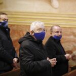 16.05.2020. Święty Krzyż. Msza św. w intencji prezydenta RP Andrzeja Dudy. Na zdjęciu (od lewej): Mirosław Gębski - starosta kielecki, poseł Krzysztof Lipiec - lider świętokrzyskich struktur PiS, Marek Bogusławski - wicemarszałek województwa świętokrzyskiego / Jarosław Kubalski / Radio Kielce