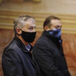 16.05.2020. Święty Krzyż. Msza św. w intencji prezydenta RP Andrzeja Dudy. Na zdjęciu (od lewej): Zbigniew Koniusz - wojewoda świętokrzyski i Mirosław Gębski - starosta kielecki / Jarosław Kubalski / Radio Kielce