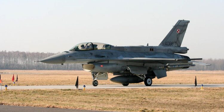 Myśliwiec F-16 / Konrad Ciężki / Radio Łódź