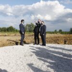 27.05.2020. Grzybów. Wizyta prezydenta Andrzeja Dudy. Na zdjęciu (od lewej): Bartłomiej Skrzydlewski - prezes zarządu Siejesie sp. z o.o., prezydent Andrzej Duda i Leszek Kopeć - burmistrz Staszowa / Jarosław Kubalski / Radio Kielce