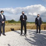 27.05.2020. Grzybów. Wizyta prezydenta Andrzeja Dudy. Na zdjęciu (od lewej): Bartłomiej Skrzydlewski - prezes zarządu Siejesie sp. z o.o., prezydent Andrzej Duda i Leszek Kopeć - burmistrz Staszowa / Jarosław Kubalski / Radio Kielce