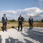 27.05.2020. Grzybów. Wizyta prezydenta Andrzeja Dudy. Na zdjęciu (od lewej): Anna Krupka - wiceminister sportu, prezydent Andrzej Duda, Bartłomiej Skrzydlewski - prezes zarządu Siejesie sp. z o.o., Leszek Kopeć - burmistrz Staszowa i Zbigniew Koniusz - wojewoda świętokrzyski / Jarosław Kubalski / Radio Kielce