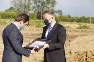 27.05.2020. Grzybów. Wizyta prezydenta Andrzeja Dudy. Na zdjęciu (od lewej): Bartłomiej Skrzydlewski - prezes zarządu Siejesie sp. z o.o. i prezydent Andrzej Duda / Jarosław Kubalski / Radio Kielce