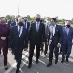 27.05.2020. Grzybów. Wizyta prezydenta Andrzeja Dudy. Na zdjęciu (od lewej): Anna Krupka - wiceminister sportu, Leszek Kopeć - burmistrz Staszowa, prezydent Andrzej Duda i Bartłomiej Skrzydlewski - prezes zarządu Siejesie sp. z o.o. / Jarosław Kubalski / Radio Kielce