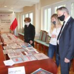 25.05.2020. Rozstrzygnięcie konkursu pn. „Wykonaj polski symbol narodowy”. Na zdjęciu (od lewej): Maria Zuba - doradca wojewody, Izabela Moras - Radio Kielce i Zbigniew Koniusz - wojewoda świętokrzyski / Świętokrzyski Urząd Wojewódzki