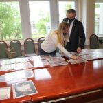 25.05.2020. Rozstrzygnięcie konkursu pn. „Wykonaj polski symbol narodowy”. Na zdjęciu (od lewej): Izabela Moras - Radio Kielce i Zbigniew Koniusz - wojewoda świętokrzyski / Świętokrzyski Urząd Wojewódzki