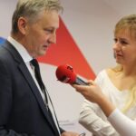 25.05.2020. Rozstrzygnięcie konkursu pn. „Wykonaj polski symbol narodowy”. Na zdjęciu (od lewej): Zbigniew Koniusz - wojewoda świętokrzyski i Izabela Mortas - Radio Kielce / Świętokrzyski Urząd Wojewódzki