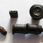 Sielpia. Znaleziska stowarzyszenia historycznego "Pasja”. Element kandelabra, pokrętło lampy naftowej, plomba ołowiana, ćwiek mosiężny / Stowarzyszenie historyczne "Pasja"