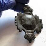 Sielpia. Znaleziska stowarzyszenia historycznego "Pasja”. Okucie sakwy skórzanej / Stowarzyszenie historyczne "Pasja"