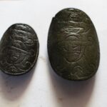 Sielpia. Znaleziska stowarzyszenia historycznego "Pasja”.Blachy kciukowe - elementy broni XVIII-XIX wiecznej, mniejszy od pistoletu, większy karabinowy. Wyraźne oznaczenia króla pruskiego Fryderyka. / Stowarzyszenie historyczne "Pasja"