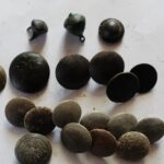 Sielpia. Znaleziska stowarzyszenia historycznego "Pasja”. Guziki, w tym kilkanaście tzw. groszków z niemieckich mundurów II wojny światowej / Stowarzyszenie historyczne "Pasja"