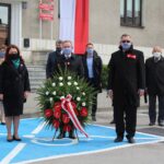 03.05.2020. Pińczów. Obchody rocznicy uchwalenia Konstytucji 3 Maja. Na zdjęciu (w środku): Beata Kita - zastępca burmistrza Pińczowa, Włodzimierz Badurak - burmistrz Pińczowa i Kazimierz Klasiński - wiceprzewodniczący rady miejskiej / Marta Gajda / Radio Kielce