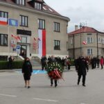 03.05.2020. Pińczów. Obchody rocznicy uchwalenia Konstytucji 3 Maja. Na zdjęciu (od lewej): Beata Kita - zastępca burmistrza Pińczowa, Włodzimierz Badurak - burmistrz Pińczowa i Kazimierz Klasiński - wiceprzewodniczący rady miejskiej / Marta Gajda / Radio Kielce