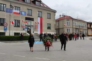 03.05.2020. Pińczów. Obchody rocznicy uchwalenia Konstytucji 3 Maja. Na zdjęciu (od lewej): Beata Kita - zastępca burmistrza Pińczowa, Włodzimierz Badurak - burmistrz Pińczowa i Kazimierz Klasiński - wiceprzewodniczący rady miejskiej / Marta Gajda / Radio Kielce