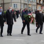 03.05.2020. Pińczów. Obchody rocznicy uchwalenia Konstytucji 3 Maja. Na zdjęciu (od lewej): Marcin Wojniak - radny powiatowy, Ireneusz Gołuszka - przewodniczący rady miejskiej, Zbigniew Kierkowski - starosta pińczowski i Ryszard Barna - wicestarosta pińczowski / Marta Gajda / Radio Kielce