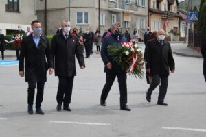 03.05.2020. Pińczów. Obchody rocznicy uchwalenia Konstytucji 3 Maja. Na zdjęciu (od lewej): Marcin Wojniak - radny powiatowy, Ireneusz Gołuszka - przewodniczący rady miejskiej, Zbigniew Kierkowski - starosta pińczowski i Ryszard Barna - wicestarosta pińczowski / Marta Gajda / Radio Kielce