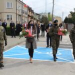 03.05.2020. Pińczów. Obchody rocznicy uchwalenia Konstytucji 3 Maja. Na zdjęciu: przedstawiciele jednostki strzeleckiej „Strzelec” i Justyna Dziadek - dyrektor Muzeum Regionalnego w Pińczowie / Marta Gajda / Radio Kielce