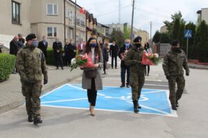 03.05.2020. Pińczów. Obchody rocznicy uchwalenia Konstytucji 3 Maja. Na zdjęciu: przedstawiciele jednostki strzeleckiej „Strzelec” i Justyna Dziadek - dyrektor Muzeum Regionalnego w Pińczowie / Marta Gajda / Radio Kielce