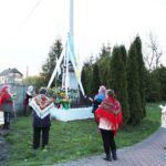 10.05.2020. Włoszczowice. Nabożeństwo majowe przed figurą Matki Bożej / Marta Gajda / Radio Kielce