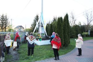 10.05.2020. Włoszczowice. Nabożeństwo majowe przed figurą Matki Bożej / Marta Gajda / Radio Kielce