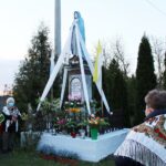 10.05.2020. Włoszczowice. Nabożeństwo majowe przed figurą Matki Bożej / Marta Gajda / Radio Kielce