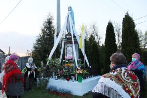 10.05.2020. Włoszczowice. Nabożeństwo majowe przed figurą Matki Bożej / Marta Gajda / Radio Kielce