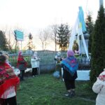 10.05.2020. Włoszczowice. Nabożeństwo majowe przed figurą Matki Bożej / Marta Gajda / Radio Kielce