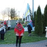 10.05.2020. Włoszczowice. Nabożeństwo majowe przed figurą Matki Bożej / Marta Gajda / Radio Kielce