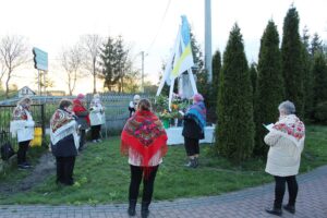 10.05.2020. Włoszczowice. Nabożeństwo majowe przed figurą Matki Bożej / Marta Gajda / Radio Kielce