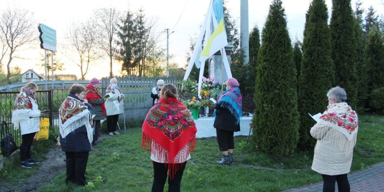 10.05.2020. Włoszczowice. Nabożeństwo majowe przed figurą Matki Bożej / Marta Gajda / Radio Kielce