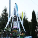 10.05.2020. Włoszczowice. Nabożeństwo majowe przed figurą Matki Bożej / Marta Gajda / Radio Kielce