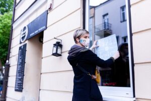 29.05.2020 Kielce. Naklejki przygotowane przez pracowników Instytutu Dizajnu w Kielcach / Paula Dulnik
