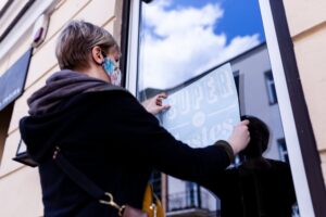 29.05.2020 Kielce. Naklejki przygotowane przez pracowników Instytutu Dizajnu w Kielcach / Paula Dulnik