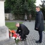 12.05.2020. Pińczów. Uroczystości w 85. rocznicę śmierci Marszałka Józefa Piłsudskiego. Na zdjęciu (od lewej): Włodzimierz Badurak – burmistrz Pińczowa i Michał Ryk z urzędu miejskiego w Pińczowie / Marta Gajda / Radio Kielce