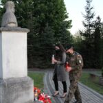 12.05.2020. Pińczów. Uroczystości w 85. rocznicę śmierci Marszałka Józefa Piłsudskiego. Na zdjęciu: Justyna Dziadek – dyrektor Muzeum Regionalnego w Pińczowie i  Dariusz Greń – dowódca Pińczowskiej Jednostki Strzeleckiej „Strzelec” / Marta Gajda / Radio Kielce