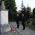 12.05.2020. Pińczów. Uroczystości w 85. rocznicę śmierci Marszałka Józefa Piłsudskiego. Na zdjęciu (od lewej): Włodzimierz Badurak – burmistrz Pińczowa i Michał Ryk z urzędu miejskiego w Pińczowie / Marta Gajda / Radio Kielce